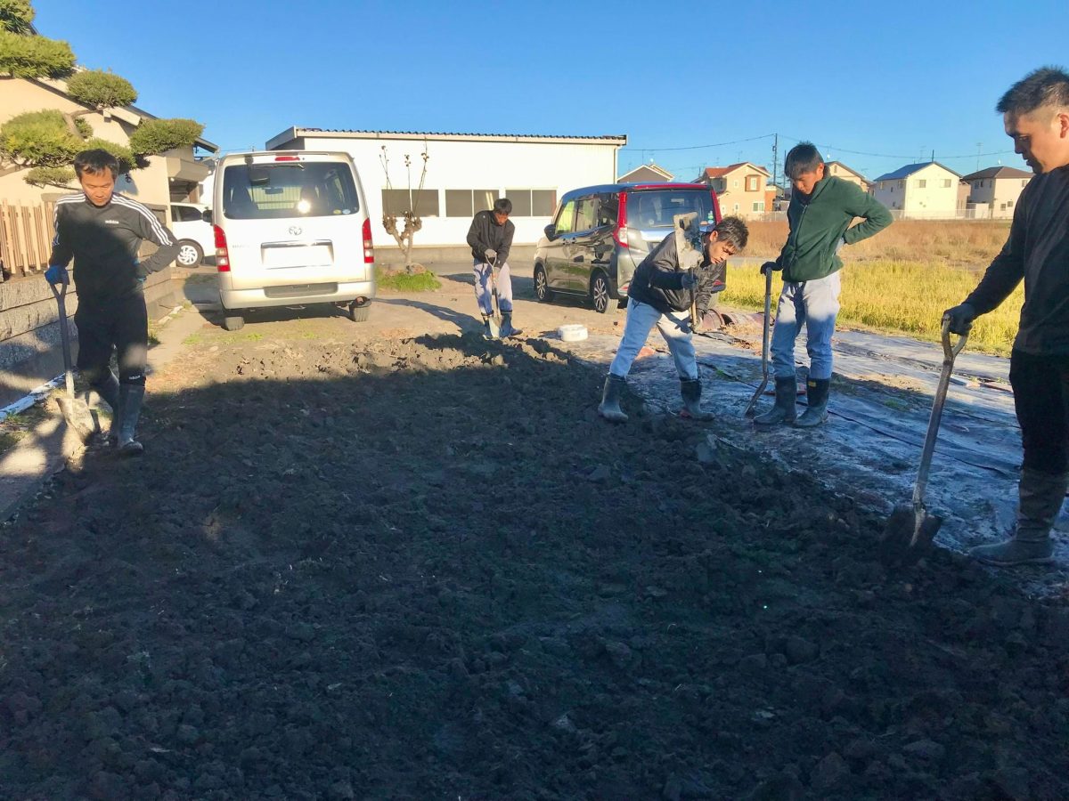 畑仕事で機能訓練障害支援施設吉祥宝印